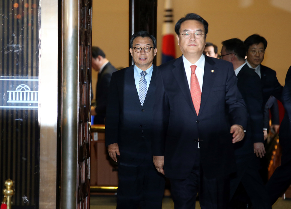 박근혜 대통령에 대한 탄핵안이 가결된 9일 오후 국회 본청 본회의장 앞에서 이정현 새누리당 대표와 정진석 원내대표가 회의장을 나오고 있다. 김태형 기자 xogud555@hani.co.kr
