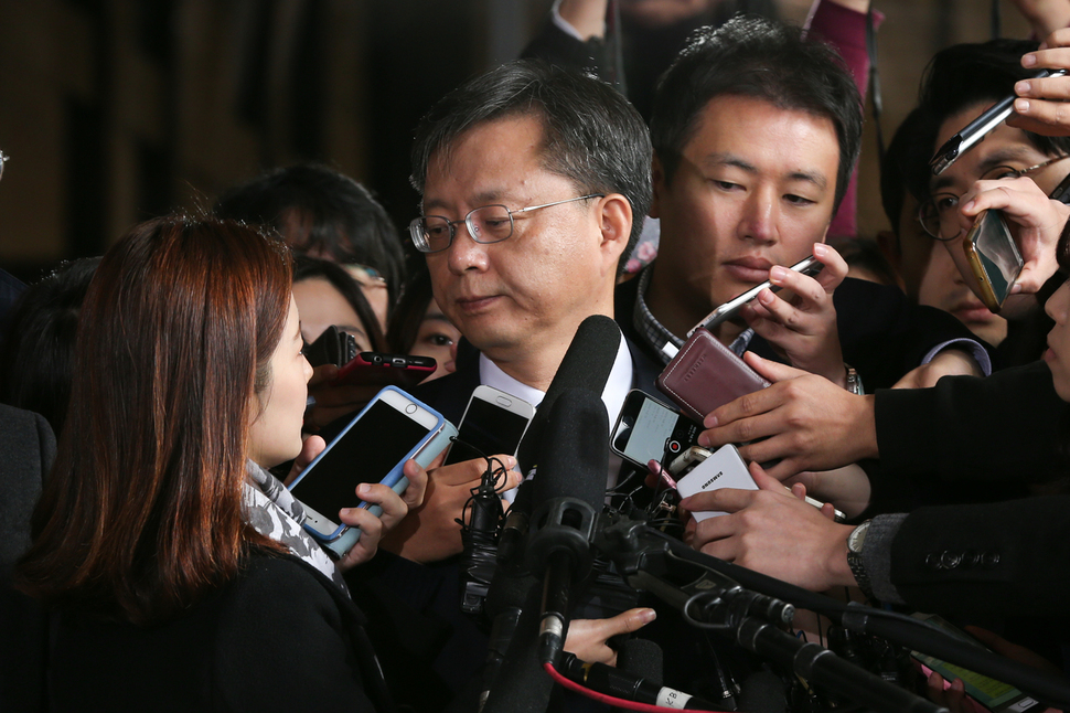 우병우 전 청와대 민정수석이 11월6일 오전 서울 서초동 서울중앙지검에 횡령과 직권남용 혐의에 대한 피고발인 조사를 받으러 나와 ‘가족회사인 정강의 자금 유용 여부’를 묻는 기자를 노려보고 있다. 김정효 기자 hyopd@hani.co.kr