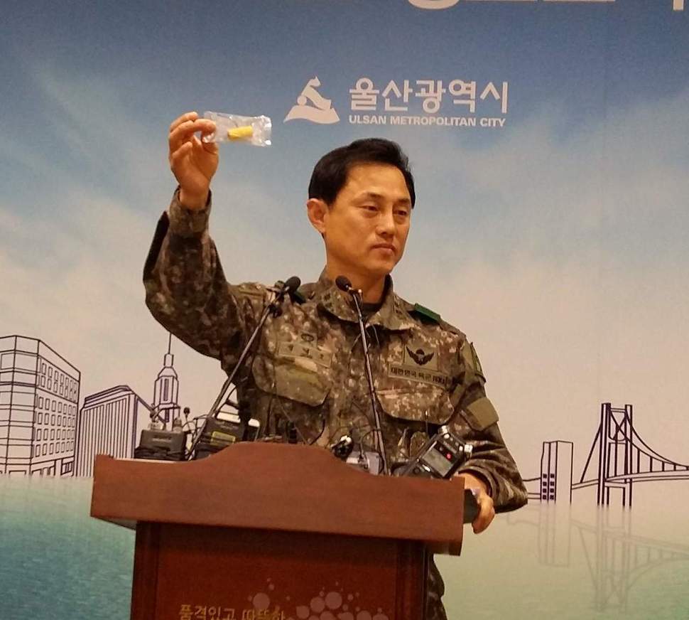 53사단 헌병대장 정영호 중령이 울산 군부대 폭발사고 상황을 설명하며 폭발원인이 됐던 폭음통을 들어보이고 있다. 신동명 기자