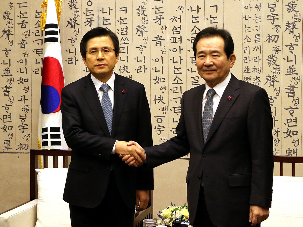 황교안 대통령 권한대행 국무총리(왼쪽)가 14일 오후 서울 여의도 국회를 방문해 정세균 국회의장과 악수를 히고 있다. 청와대사진기자단