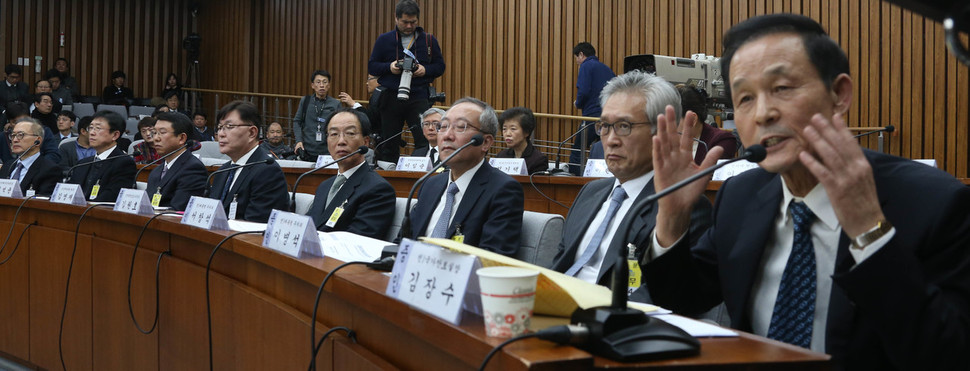 `박근혜 정부의 최순실 등 민간인에 의한 국정조사특별위원회'가 14일 오전 국회에서 연 청문회에서 김장수 전 청와대 국가안보실장(맨 오른쪽)이 의원들의 질의에 답하며 머리손질하는 모양을 손짓으로 하고 있다. 이정우 선임기자 woo@hani.co.kr