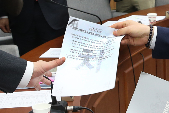 ‘박근혜 정부의 최순실 등 민간인에 의한 국정농단 의혹사건 진상규명을 위한 국정조사 제4차 청문회’에 증인으로 출석한 조한규 전 세계일보 사장이 15일 오전 청문회가 정회한 뒤 김성태 위원장에게 ‘양승태 대법원장의 일상을 사찰한 문건’을 전달하고 있다. 강창광 기자 chang@hani.co.kr