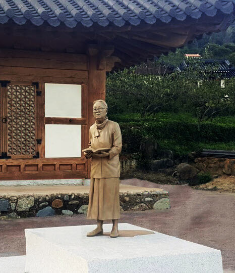 지난해 10월 <토지>의 무대인 경남 하동에 설치된 박경리 선생의 동상.토지문화재단 제공