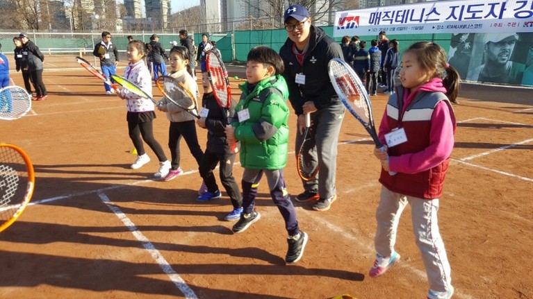 매직테니스 레슨 첫 단계인 웜업. 아이들이 라켓을 들고 힘차게 뛰고 있다.