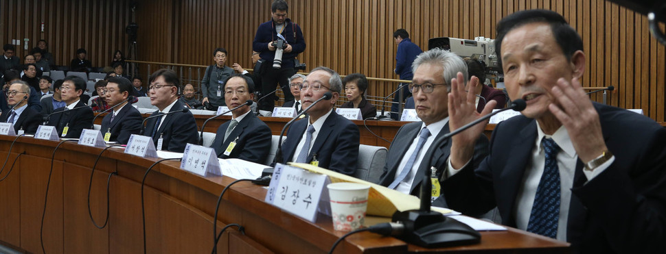 `박근혜 정부의 최순실 등 민간인에 의한 국정조사특별위원회'가 14일 오전 국회에서 연 청문회에서 김장수 당시 국가안보실장이 의원들의 질의에 답하며 머리손질하는 모양을 손짓으로 하고 있다. 이정우 선임기자 woo@hani.co.kr