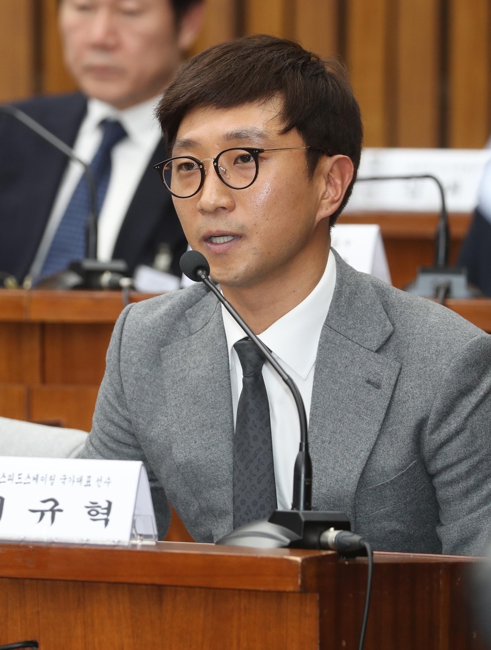 이규혁 스포츠토토빙상팀 감독이 15일 국회에서 열린 국정조사 청문회에서 의원들의 질문에 답하고 있다. 연합뉴스