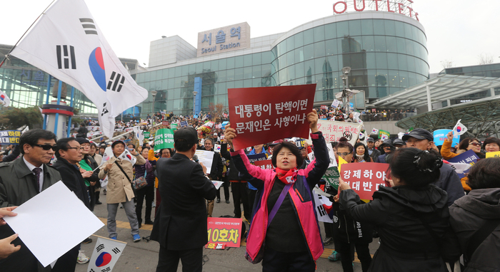 ‘박근혜를 사랑하는 모임’(박사모)을 비롯한 자칭 ‘보수단체’ 회원들이 지난달 19일 오후 서울역에서 박근혜 대통령의 퇴진과 하야를 반대하는 집회를 열고 있다. 김경호 선임기자 jijae@hani.co.kr