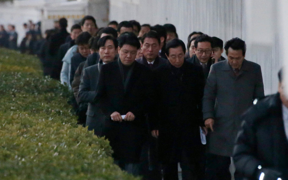 ‘최순실 국정농단’ 국정조사특별위원회 소속 여야 의원들이 16일 오후 청와대 경호실을 현장조사하려고 들어갔다가 청와대의 반발로 조사를 하지 못한 채 연풍문으로 나오고 있다. 이정우 선임기자 woo@hani.co.kr