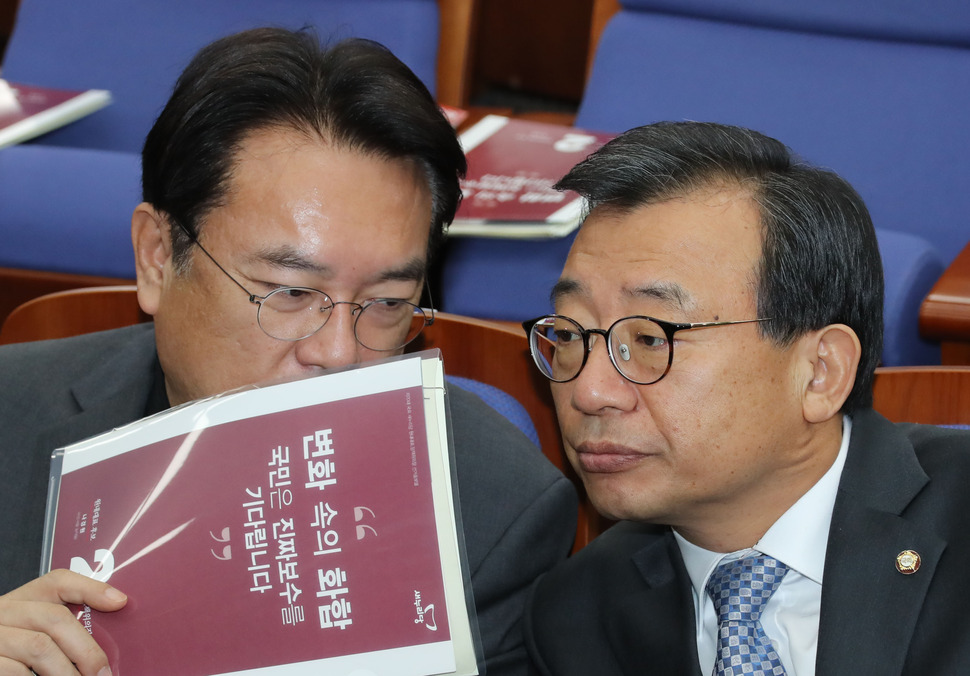 새누리당 이정현 대표와 정진석 원내대표가 16일 오전 국회에서 열린 원내대표 및 정책위원회의장 선출 의원총회에서 대화하고 있다. 연합뉴스 