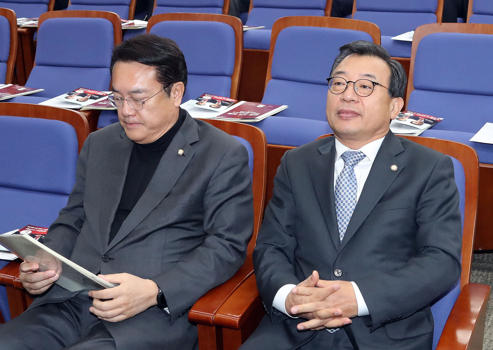  새누리당 이정현 대표(오른쪽)와 정진석 원내대표가 16일 오전 국회에서 열린 원내대표 및 정책위원회의장 선출 의원총회에 참석해 시작을 기다리고 있다. 연합뉴스 