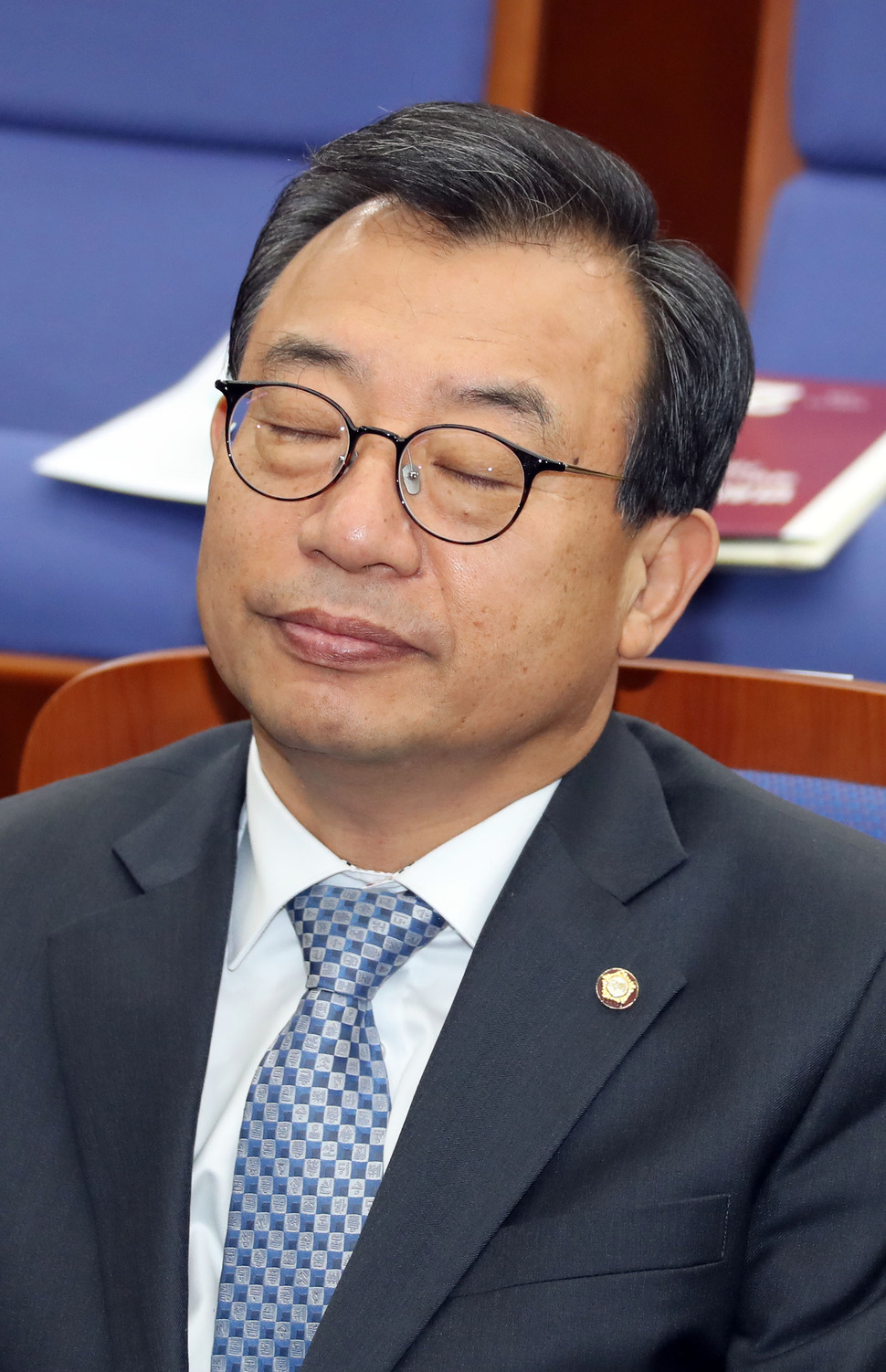 새누리당 이정현 대표가 16일 오전 국회에서 열린 원내대표 및 정책위원회의장 선출 의원총회에 참석해 잠시 눈을 감고 있다. 연합뉴스 