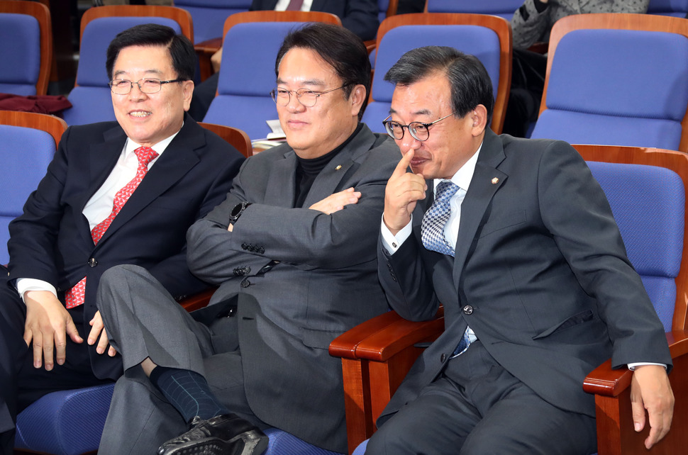 새누리당 이정현 대표(오른쪽부터)와 정진석 원내대표, 김광림 정책위의장이 16일 오전 국회에서 열린 원내대표 및 정책위원회의장 선출 의원총회에서 개표를 지켜보며 미소짓고 있다. 연합뉴스 