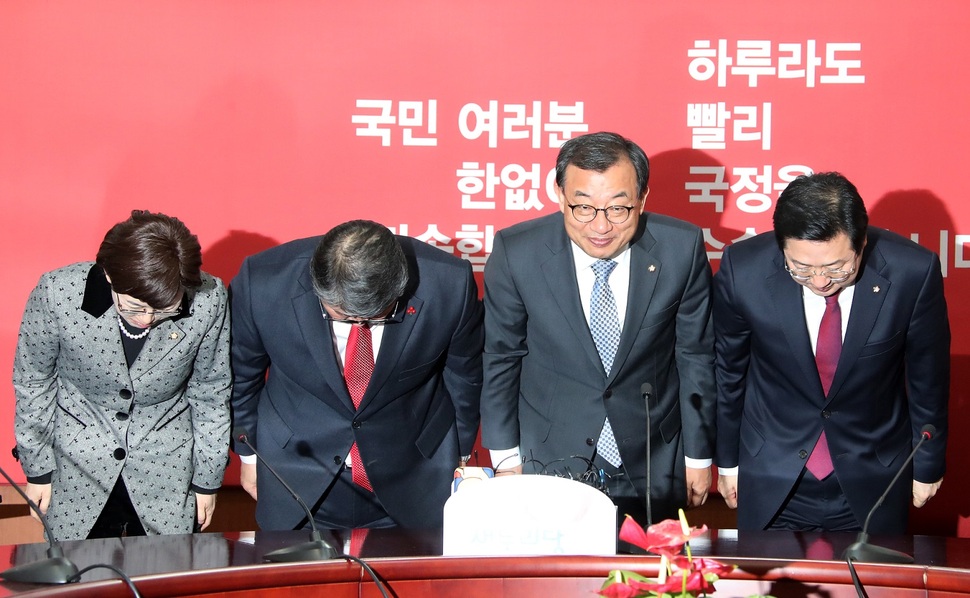 새누리당 이정현 대표(오른쪽 두번째)와 최연혜, 조원진, 이장우 최고위원 등 ‘친박‘ 지도부가 16일 오후 서울 여의도 새누리당사에서 사퇴 기자회견을 마친 뒤 고개숙여 인사하고 있다. 연합뉴스 