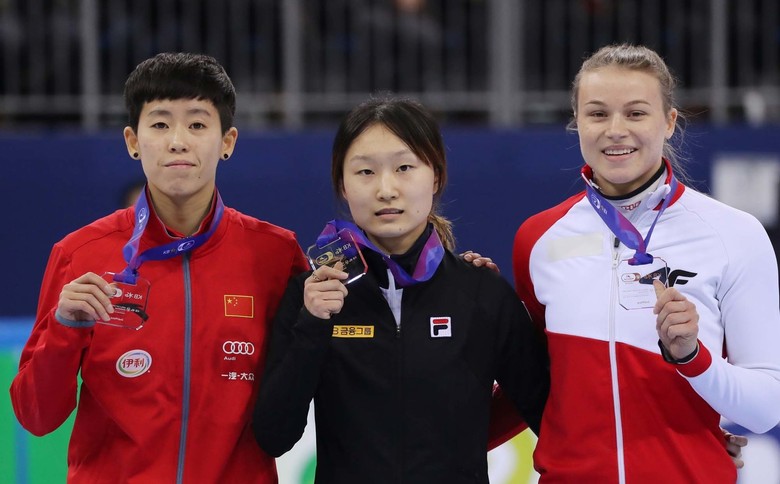 최민정이 여자 500m 시상식에서 금메달을 목에 걸고 포즈를 잡고 있다. 강릉/연합뉴스