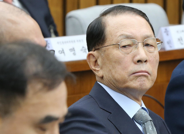 김기춘 전 대통령 비서실장이 12월7일 오전 국회에서 열린 ‘박근혜 정부의 최순실 등 민간인에 의한 국정농단 의혹사건 진상규명 국정조사’ 청문회에서 김종 전 문화체육관광부 제2차관이 의원들의 질의에 답하는 모습을 바라보고 있다.  강창광 기자 chang@hani.co.kr