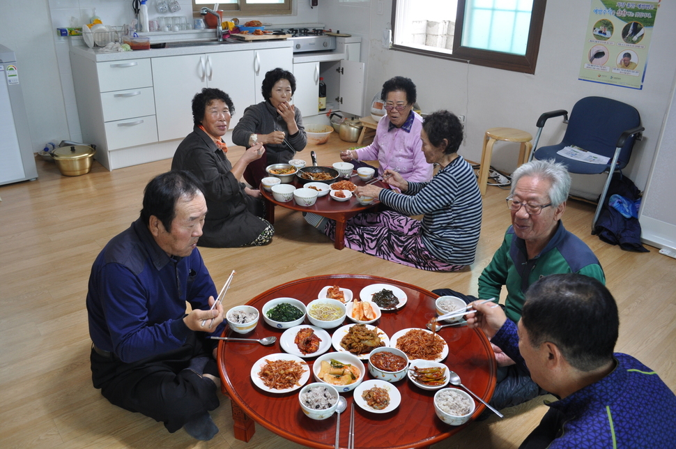 하낙월 경로당의 즐거운 점심시간. 경로당 어르신뿐 아니라 마을 주민들이 모두 모여 식사를 할 때가 많다. 할아버지들은 큰 상을, 수가 많은 할머니들은 작은 상을 받았다. 밥상 위에 놓인 싱싱한 생새우젓과 곰삭은 밴댕이젓이 식욕을 돋운다. 국거리와 반찬류는 대부분 인근 바다와 텃밭에서 나온다.