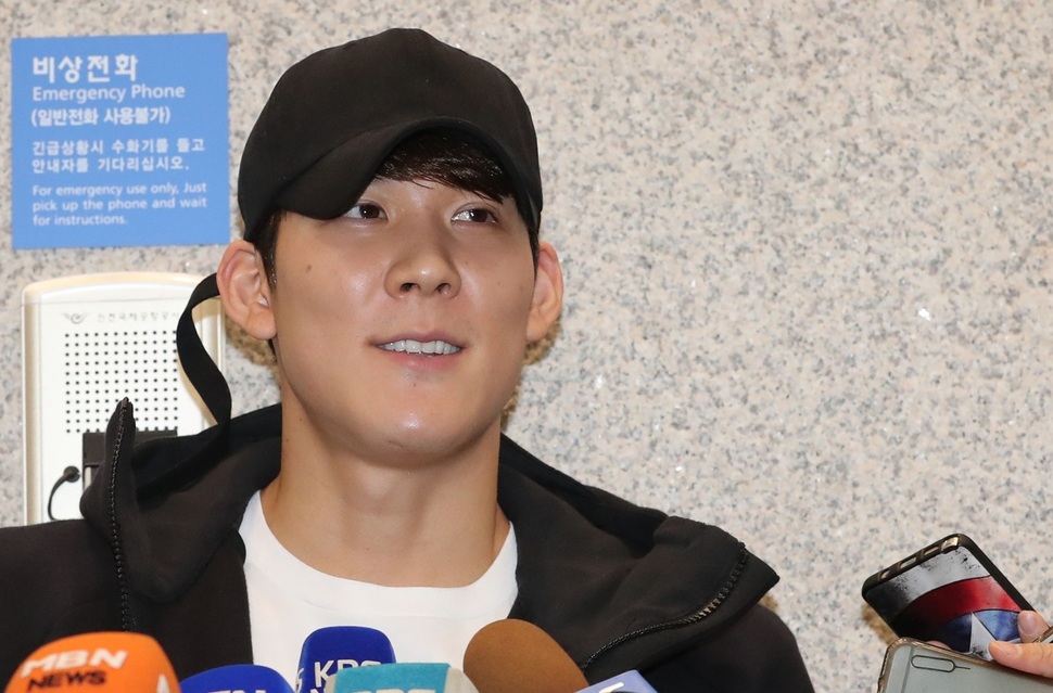 박태환이 19일 오전 인천국제공항을 통해 귀국해 인터뷰하고 있다. 인천공항/연합뉴스