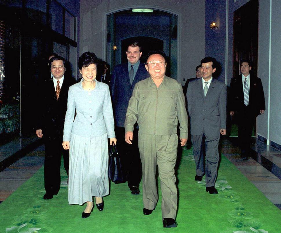 박근혜 당시 한나라당 대표가 2002년 5월 방북해 평양 백화원초대소에서 김정일 국방위원장을 만나고 있다. 사진 박근혜 의원실 제공