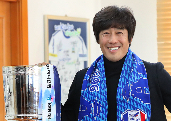 2016 케이이비(KEB)하나은행 대한축구협회(FA)컵에서 우승한 수원 삼성 서정원 감독이 지난 8일 종로구 신문로 대한축구회관에서 우승컵을 들고 포즈를 잡고 있다. 연합뉴스