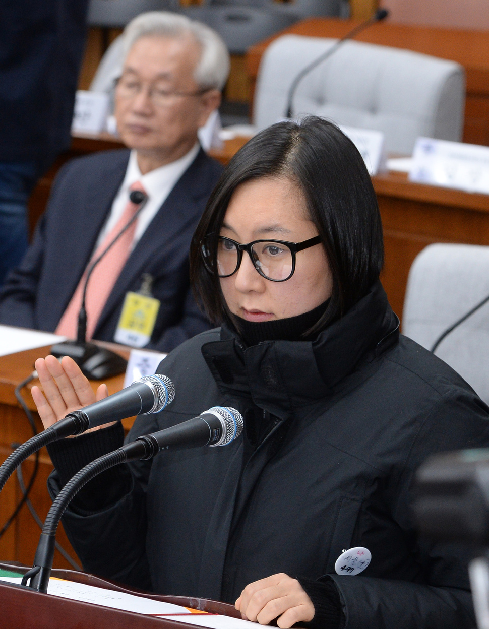 7일 오후 국회에서 열린 최순실 국정농단 의혹 진상규명을 위한 국정조사 특위 2차 청문회에서 장시호 증인이 선서를 하고 있다. 공동취재사진.