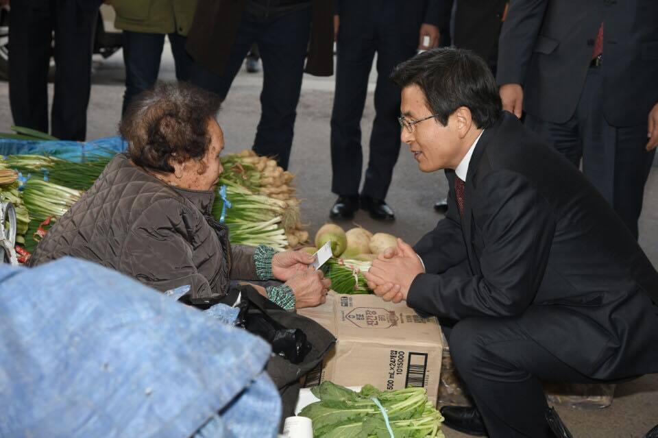 지난 18일 일요일, 황 총리가 자신의 페이스북 계정에 올린 한 달 전 강원도 양구 전통시장 방문 사진. 황 총리 페이스북 사진 갈무리