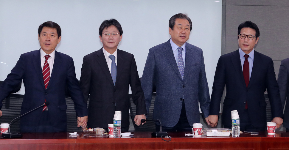 새누리당 김무성 전 대표와 유승민 의원 등 비주류 의원들이 21일 오전 국회 의원회관에서 열린 회동에서 서로 손을 잡고 있다. 연합뉴스