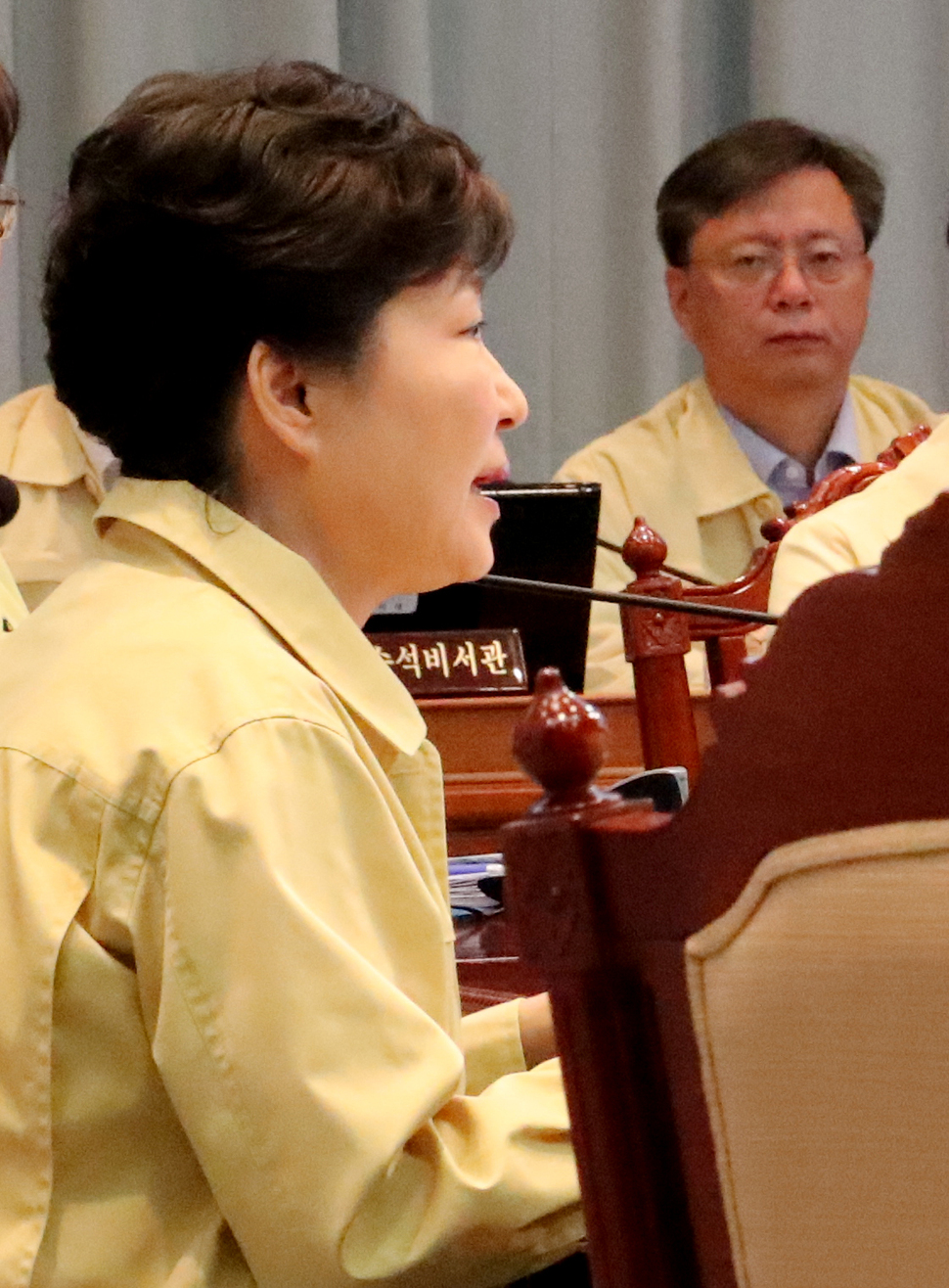 박근혜 대통령이 지난 8월22일 청와대-세종청사간 을지 국무회의에서 발언하고 있다. 아들 보직 특혜 의혹 등으로 이석수 전 청와대 특별감찰관에 의해 검찰에 수사의뢰된 상태였던 우병우 전 민정수석도 자리에 배석해 앉아 있다. 연합뉴스