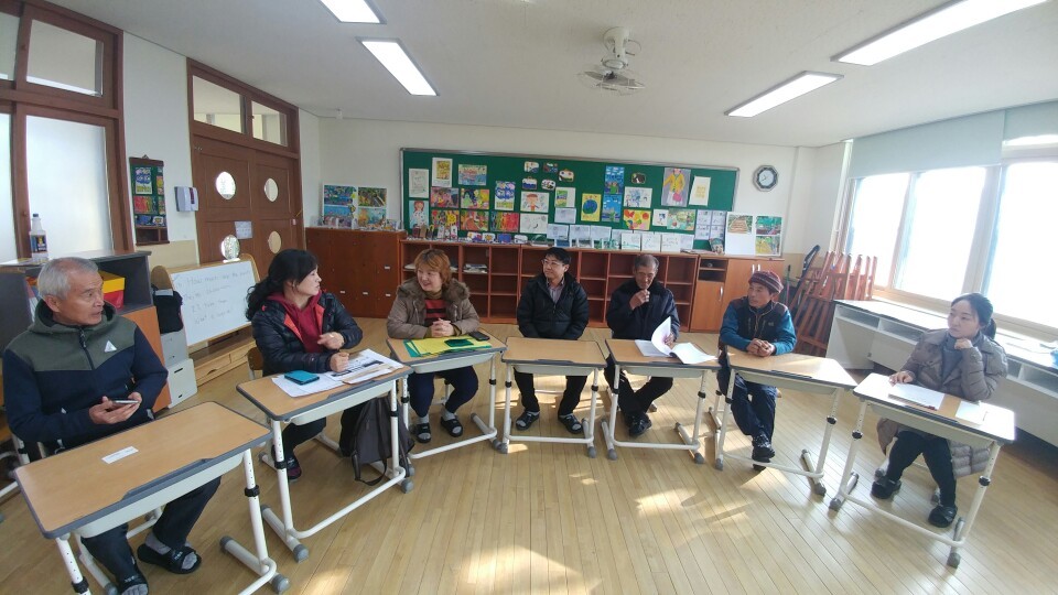 길헌분교 학부모와 지역 주민, 동문 등이 지난 20일 길헌분교에서 <한겨레> 기자와 만나 폐교에 대한 의견을 말하고 있다.