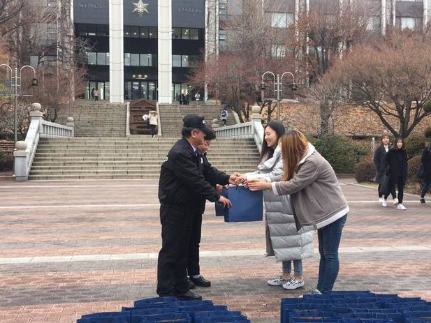 한 학기를 마무리하면서 학내 노동자들에게 감사의 인사를 전하고 싶었던 학생들이 일주일간 모금을 벌여 깜짝 선물을 전달했다. 숙명여대 비상대책위원회 제공