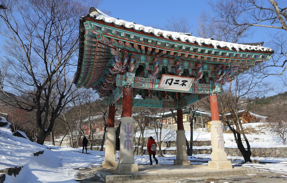 건봉사 불이문. 한국전쟁 때 불타지 않고 남은 유일한 건축물이다.