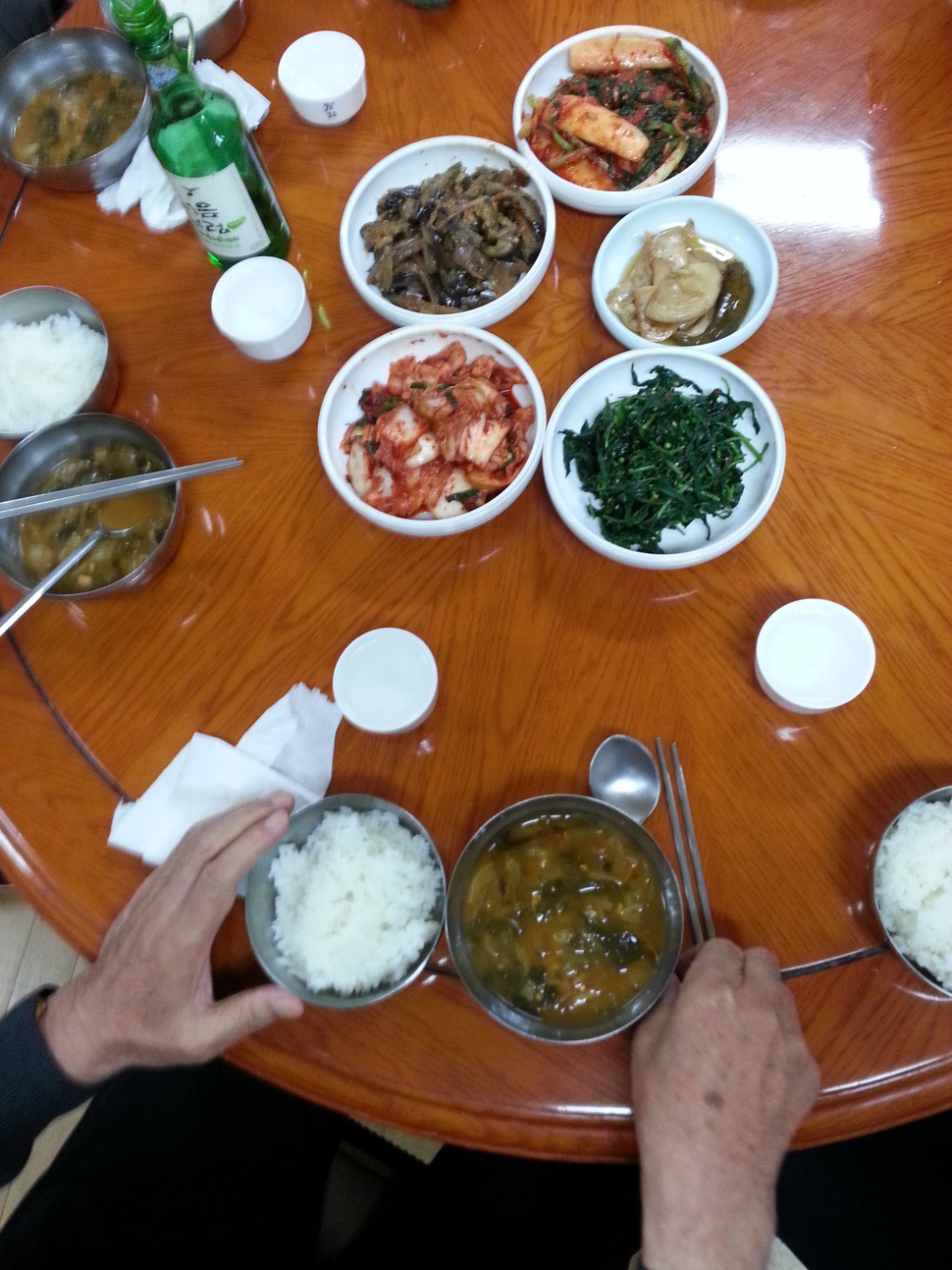 서울 송파구 잠실 ㅍ아파트 경로당 점심식사 때 채소류가 아닌 반찬이 오랜만에 상에 올라왔다. 한 회원이 기증한 닭발로 만든 볶음은 맛있었지만 이가 성치않은 어르신들은 씹기 힘겨워했다.사진 원낙연