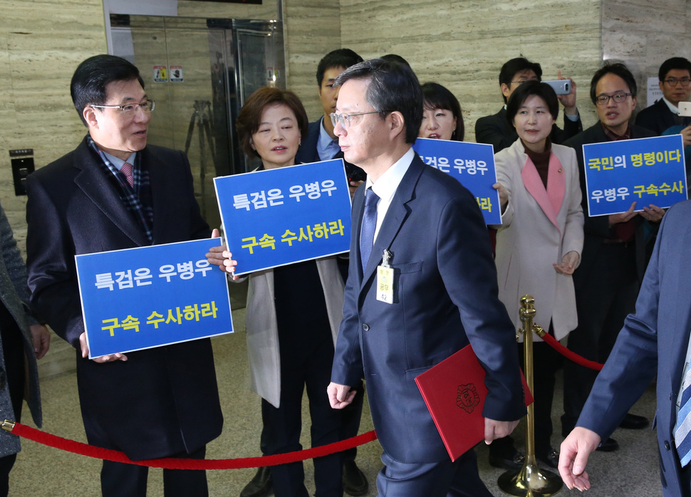 우병우 전 청외대 민정수석이 22일 오전 국회 박근혜 정부의 최순실 등 민간인에 의한 국정농단의혹사건 진상규명을 위한 국정조사특별위원회 5차 청문회에 출석하는 동안 더불어민주당 신경민(맨왼쪽) 의원 등이 구속수사를 촉구하는 손팻말을 들고 있다. 강창광 기자 chang@hani.co.kr