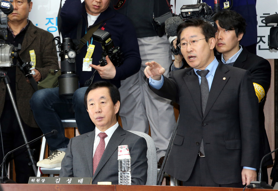 박근혜 정부의 최순실 등 민간인에 의한 국정농단 의혹사건 진상규명을 위한 국정조사 특위의 더불어민주당 간사인 박범계 의원이 22일 오전 국회에서 열린 5차 청문회에서 증인석과 참고인석 배치를 두고 항의하고 있다. 연합뉴스