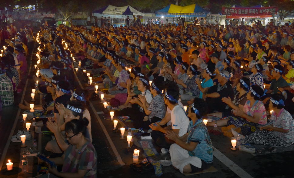 지난 8월15일 경북 성주군민들이 성주에서 사드 배치에 반대하는 촛불문화제를 열고 있다. 성주/강재훈 선임기자 khan@hani.co.kr