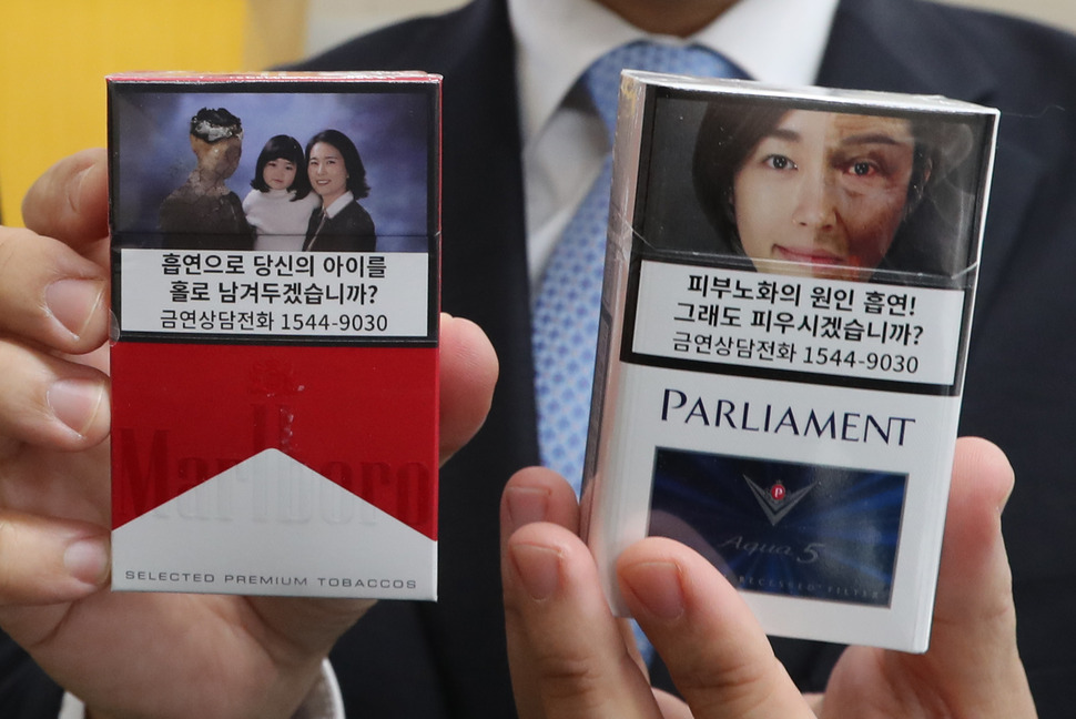 양성일 보건복지부 건강정책국장이 22일 오전 정부세종청사 보건복지부 기자실에서 열린 브리핑에서 23일부터 모든 담배제품의 담뱃갑에 흡연 폐해를 나타내는 경고그림이 표기된다고 밝히고 있다. 연합뉴스
