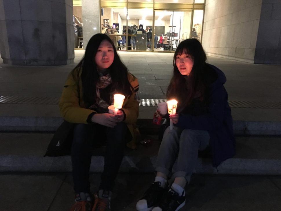 대전에서 크리스마스 여행 온 한예빈(18), 김소연(18) 양.