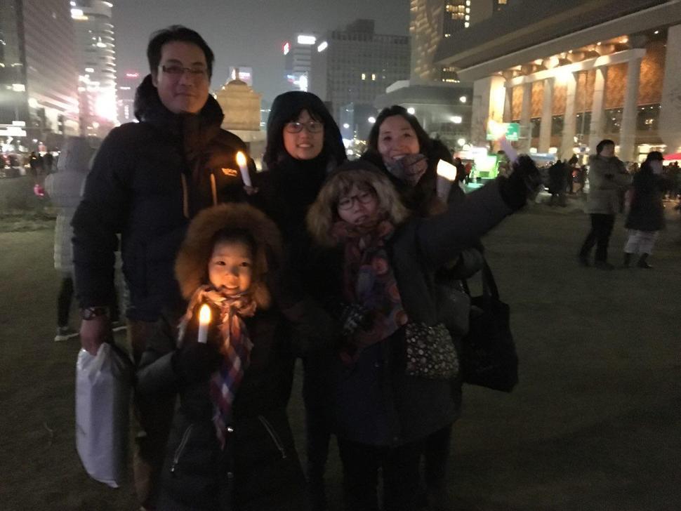 이구병(44·왼쪽 뒤), 박은영(44·오른쪽 뒤)씨 부부와 세 딸.
