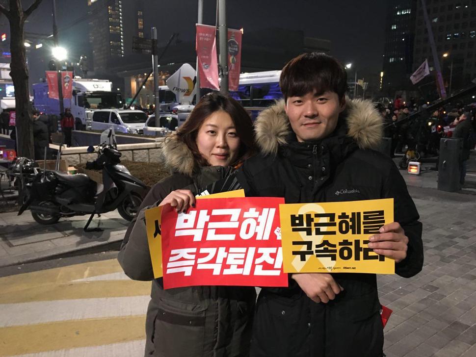 광주에서 크리스마스 여행을 온 선하라(27)·권오창(27)씨.