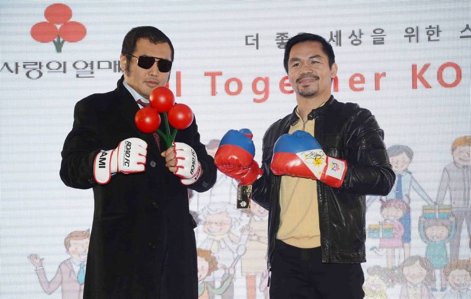 파키아오(오른쪽)가 사랑의열매 홍보대사 김보성과 바자회에 기부한 글러브를 착용하고 사랑의열매와 함께 기념촬영을 하고 있다. 사진 사회복지공동모금회 제공