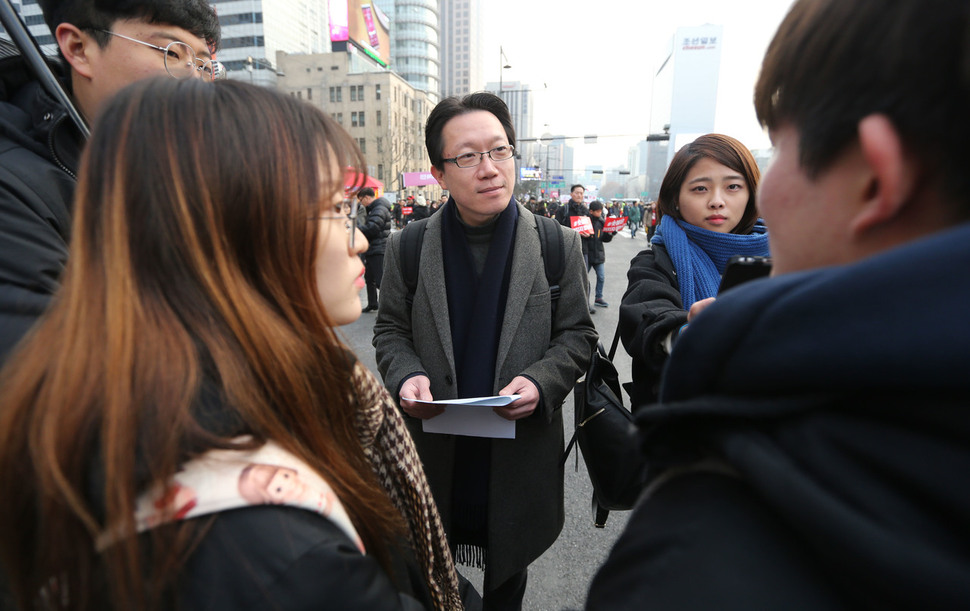 신진욱 중앙대 교수가 17일 오후 서울 광화문광장에서 학생들을 인터뷰하고 있다. 박종식 기자 anaki@hani.co.kr