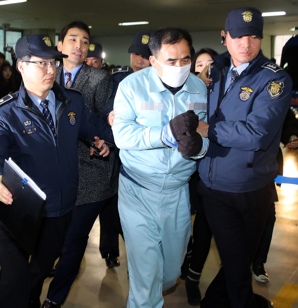 김종 전 문화체육관광부 차관이 24일 오전 ‘‘박근혜 정부의 최순실 등 민간인 국정농단 사건 수사 특별검사팀‘‘ 서울 대치동 사무실에 첫 공개소환되고 있다. 연합뉴스