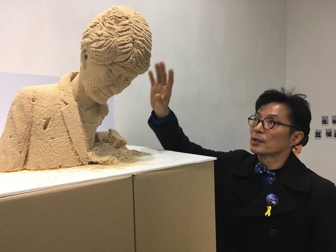 ‘양한모의 캐리돌 풍자전’ <박ㄹ혜뎐>을 기획한 양한모 화백이 작품을 설명하고 있다.