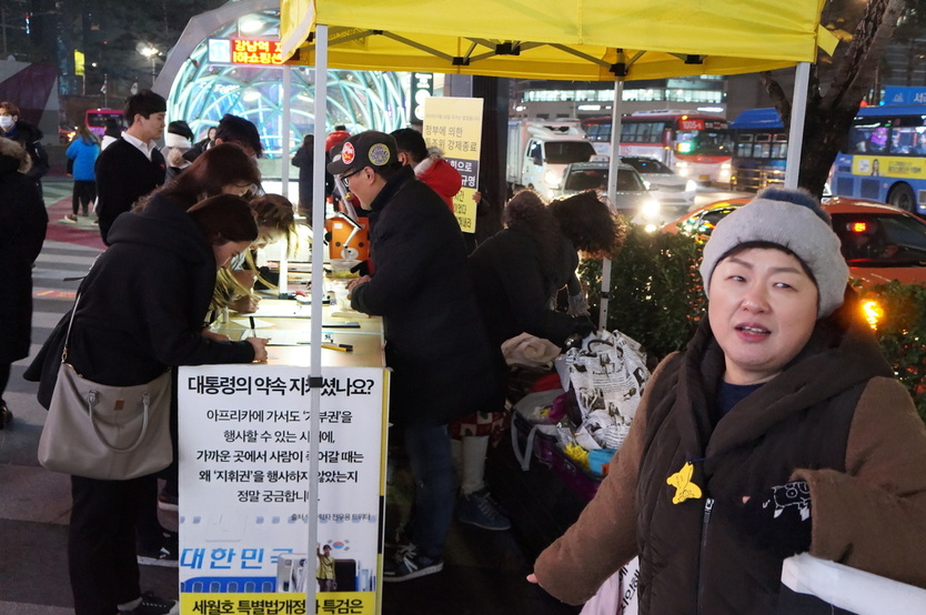 지난 22일 저녁 서울 강남역 11번 출구에서 최영숙(오른쪽)씨가 시민들에게 세월호 진상규명 서명에 동참할 것을 호소하고 있다. 최씨는 3년째 거리에서 세월호 서명을 받고 있는 엄마를 프랑스 유학 중인 딸이 자랑스러워한다고 말했다.