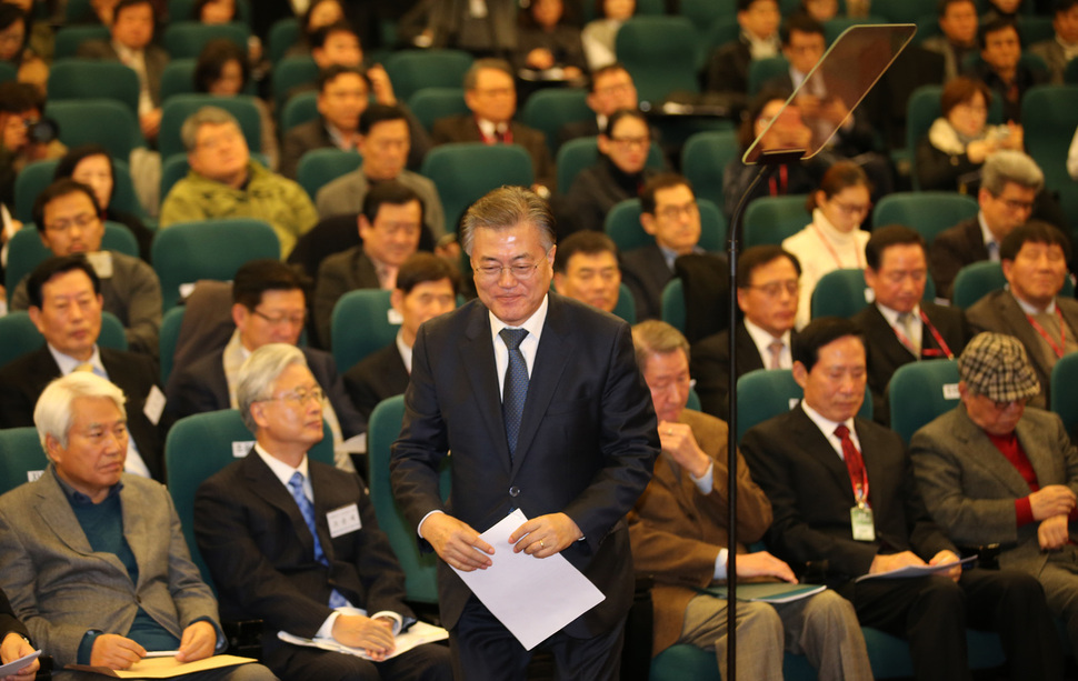 문재인 전 더불어민주당 대표가 자신의 싱크탱크인 ‘정책공간 국민성장’이 26일 오후 국회도서관에서 연 ‘책임안보, 강한 대한민국’ 포럼에서 기조연설을 하려고 발언대로 향하고 있다. 김태형 기자 xogud555@hani.co.kr