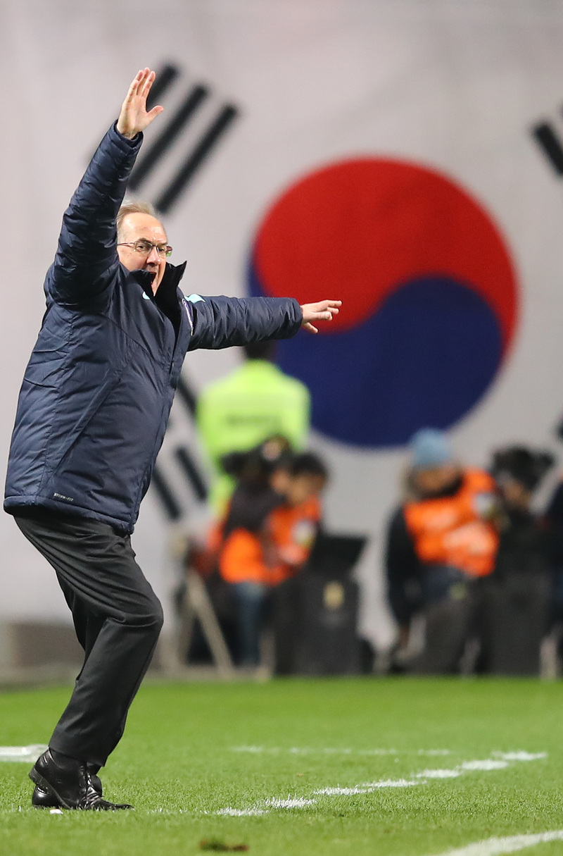 지난 10월15일 서울월드컵경기장에서 열린 2018 러시아월드컵 아시아 최종예선 우즈베키스탄과의 경기에서 선수들에게 지시를 내리고 있는 울리 슈틸리케 감독.