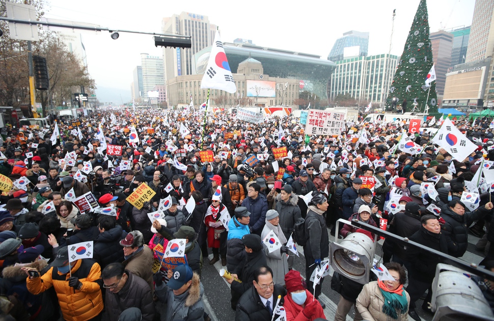 지난 24일 서울광장 인근에서 박사모 등 보수단체의 탄핵반대 집회가 열리고 있다. 연합뉴스