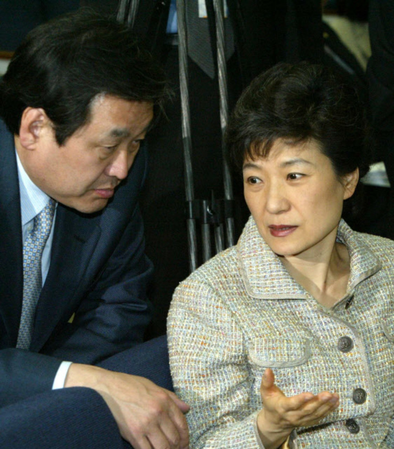 2005년 4월1일 박근혜 한나라당 대표가 국회에서 열린 의원총회에서 김무성 사무총장과 이야기를 나누고 있다. 한겨레 자료사진