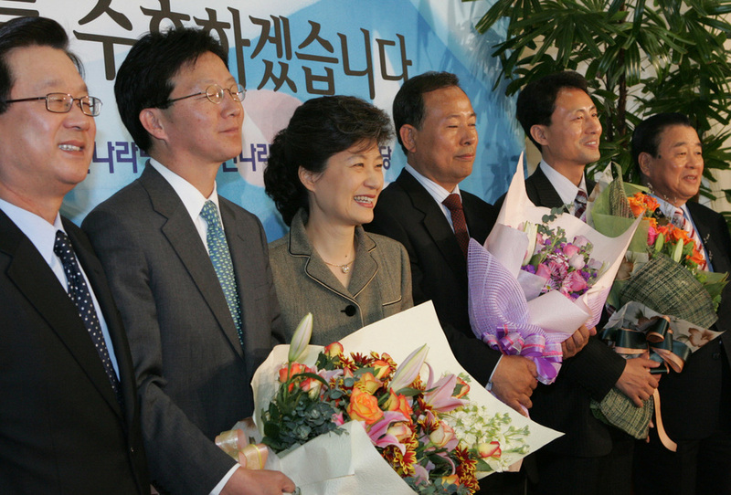 2005년 10월27일 박근혜 한나라당 대표가 국회에서 10.26 재보선에서 당선된 후보들에게 꽃다발을 전달한 뒤 웃고 있다. 김진수 기자 jsk@hani.co.kr