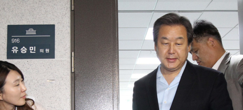 2015년 7월8일 새누리당 김무성 대표가 최고위의 사퇴 권고를 유승민 원내대표에게 전달한 뒤 나오고 있다.