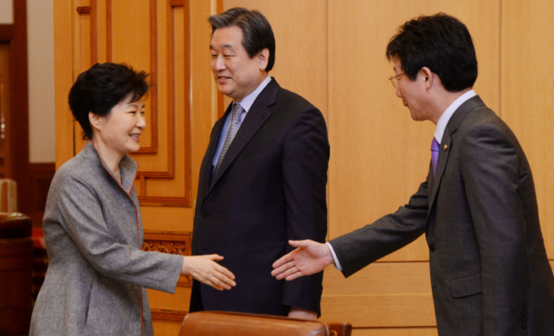 2015년 2월 유승민 의원이 원내대표로 당선된 직후에 만난 박근혜 대통령과 김무성 대표.2005년 당대표(박근혜), 사무총장(김무성), 대표 비서실장(유승민)으로 의기투합했던 이들이 마지막으로 함께 만난 사진이다. 청와대사진기자단